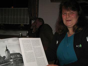 Marianne Zimmermann zeigt das Landkreisbuch aus dem Jahr 1970 mit dem Eintrag zu Kieferndorf.  Foto: maw