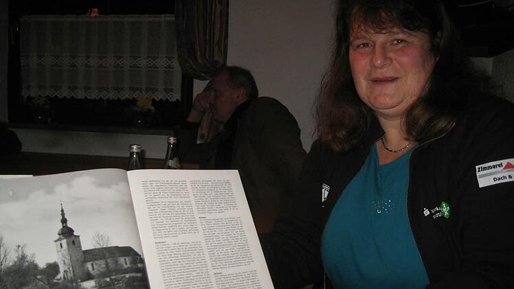Marianne Zimmermann zeigt das Landkreisbuch aus dem Jahr 1970 mit dem Eintrag zu Kieferndorf.  Foto: maw