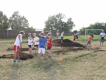 Bei den Arbeitseinsätzen helfen Eltern und Kinder mit - das Grundstück wurde von der Stadt zur Verfügung gestellt