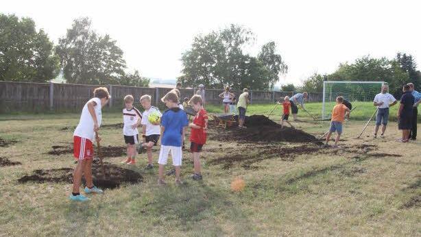 Bei den Arbeitseinsätzen helfen Eltern und Kinder mit - das Grundstück wurde von der Stadt zur Verfügung gestellt