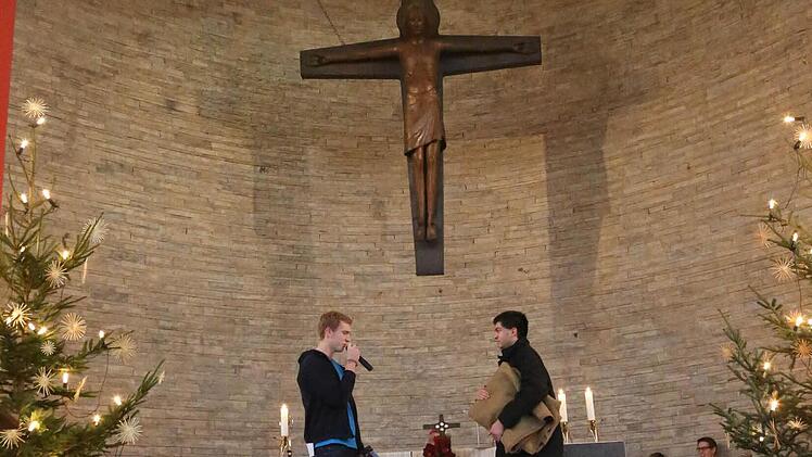 Die Fußabdrücke auf dem Transparent sollen auf das Schicksal von Flüchtlingen aufmerksam machen.