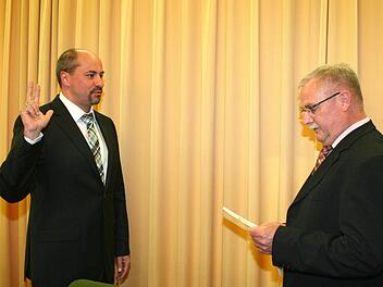 Peter Giehl (r.) als ältester Stadtrat nahm Johannes Krapp den Amtseid ab. Fotos: Evi Seeger