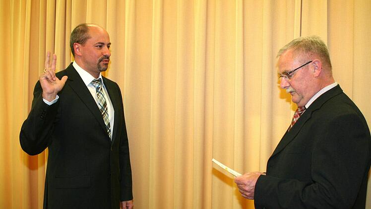 Peter Giehl (r.) als ältester Stadtrat nahm Johannes Krapp den Amtseid ab. Fotos: Evi Seeger
