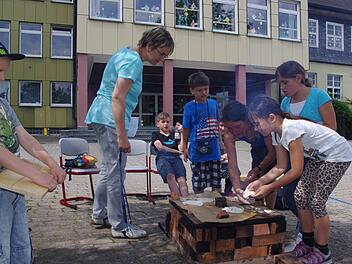 Die Kinder bereiteten Köstlichkeiten im "Backofen open Air" zu. Foto: Heike Schülein