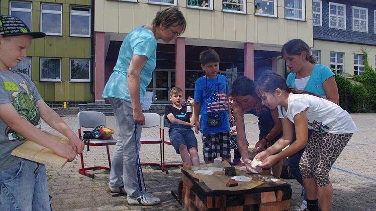 Die Kinder bereiteten Köstlichkeiten im "Backofen open Air" zu. Foto: Heike Schülein