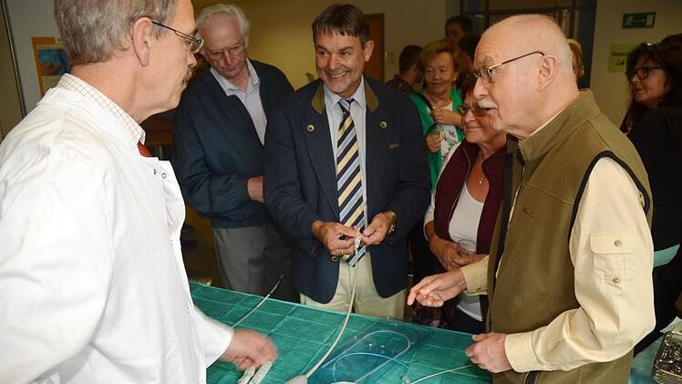 Eike Dedow zeigt die relativ großen Stents für die Bauchschlagader. Foto: K.-H. Hofmann