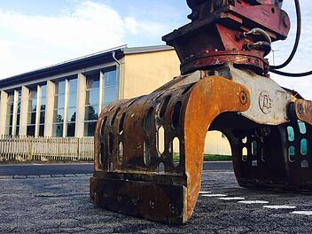 Die Sanierung der Wildfleckener Grundschule mit Neubau der Turnhalle steht in den Startlöchern. "Es wird mit der Entkernung begonnen", so Bürgermeister Gerd Kleinhenz (PWW). Zunächst steht der Abbruch der Turnhalle und des Hallenbades auf dem Programm. "Wir sind noch im Zeitplan. Wir sind auf einem guten Weg." Im Jahr 2018 sollen die Schüler aus der Kaserne wieder zurück in den Ortskern umziehen. "Ich bin zuversichtlich, dass es rechtzeitig gelingt."  Foto: Sebastian Schmitt-Mathea
