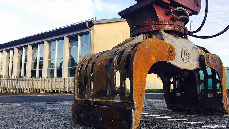Die Sanierung der Wildfleckener Grundschule mit Neubau der Turnhalle steht in den Startlöchern. "Es wird mit der Entkernung begonnen", so Bürgermeister Gerd Kleinhenz (PWW). Zunächst steht der Abbruch der Turnhalle und des Hallenbades auf dem Programm. "Wir sind noch im Zeitplan. Wir sind auf einem guten Weg." Im Jahr 2018 sollen die Schüler aus der Kaserne wieder zurück in den Ortskern umziehen. "Ich bin zuversichtlich, dass es rechtzeitig gelingt."  Foto: Sebastian Schmitt-Mathea