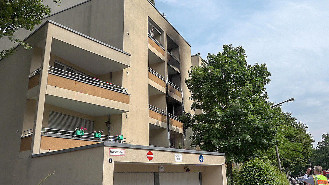 Nürnberg: Feuer in Wohnhaus - Feuerwehr rettet Bewohner
