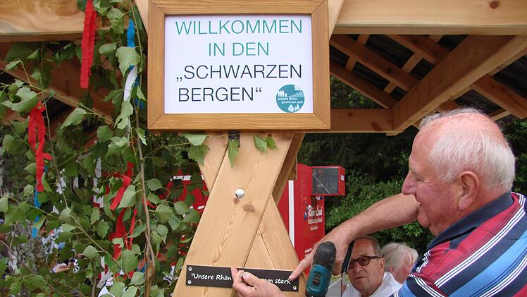 Letzte Arbeiten an der Ruhebank.Georg Scheuring