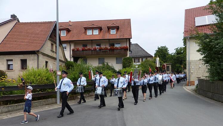 Für den richtigen Takt sorgten der Spielmannszug Maierhof (im Bild) sowie die Blaskapellen Weidenberg, Stadtsteinach und Thurnau.Klaus-Peter Wulf
