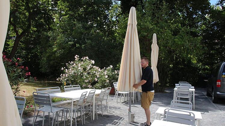 In dem kleinen Biergarten vor dem Lokal haben 40 Gäste Platz.Foto: Ulrike Nauer