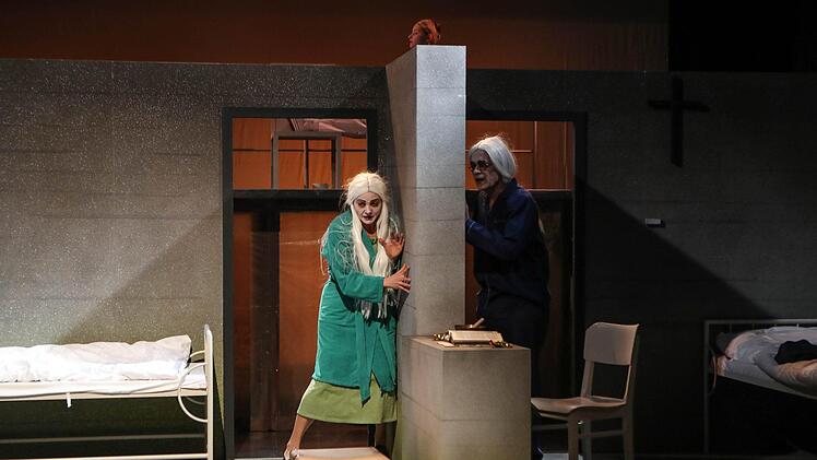 Szene aus "Forgotten Things" im Coburger Theater in der Reithalle.Foto: Henning Rosenbusch