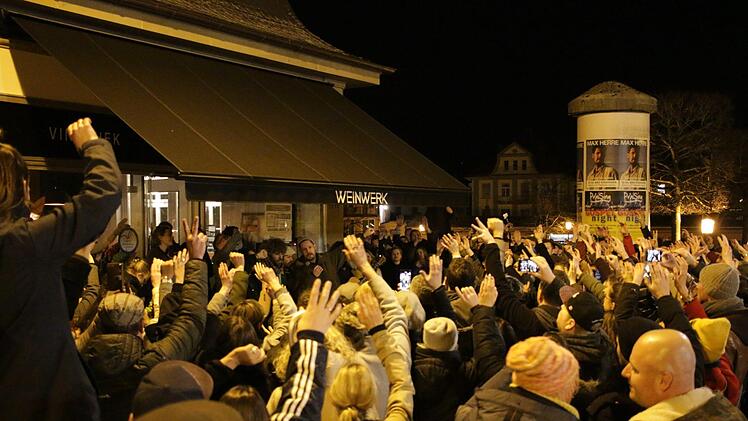 Nach kurzfristiger Konzertabsage: Max Herre gibt spontanes Straßenkonzert in Bad Kissingen . Foto: Benedikt Borst