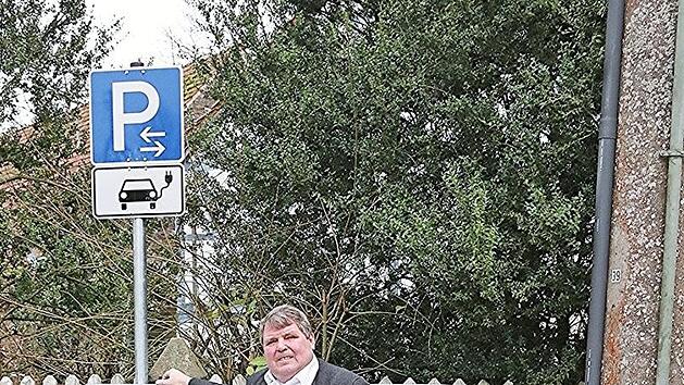 B&uuml;rgermeister Hermann Niediek tankt selbst noch nicht elektrisch, freut sich aber, dass in seiner Gemeinde die M&ouml;glichkeit geschaffen wurde.  Foto: Helmut Will