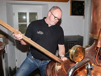 Auch die Kommunbräu, hier Braumeister Alexander Matthes, bekommt die Kostensteigerungen zu spüren.Foto: Romy Denk