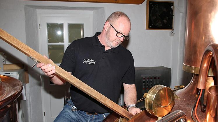 Auch die Kommunbräu, hier Braumeister Alexander Matthes, bekommt die Kostensteigerungen zu spüren.Foto: Romy Denk