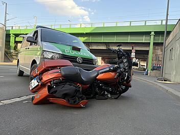 Biker flieht vor Polizei