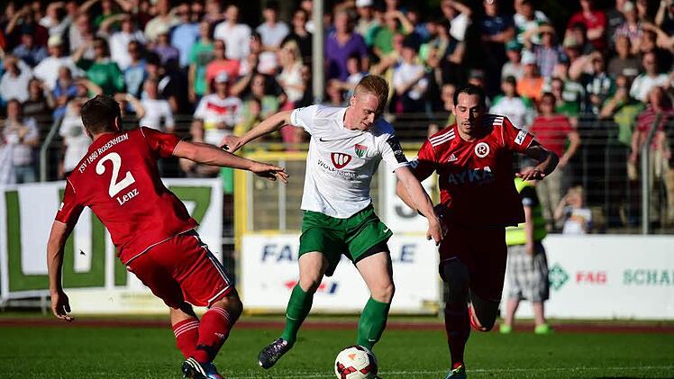Der Anfang vom Rosenheimer Ende: Schweinfurts Marino Müller trifft zum 1:0. Die Rosenheimer Georg Lenz und Vincenzo Potenza (rechts) kommen nicht nur in dieser Szene zu spät. Mit dem Erfolg über die Oberbayern haben die 05er den Klassenerhalt in der Regionalliga Bayern endgültig in der Tasche. Foto: Anand Andersnicht