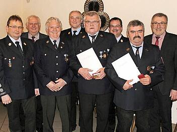 Ehrung von aktiven Kameraden bei der Feuerwehr Oberngrub mit Vizelandrat Johann Pfister (Zweiter von links), Kreisbrandinspektor Friedrich Riemer (Vierter von links), Kreisbrandmeister Siegfried Kormann (Dritter von rechts) und Bürgermeister Helmut Krämer (rechts)  Foto: fra-press