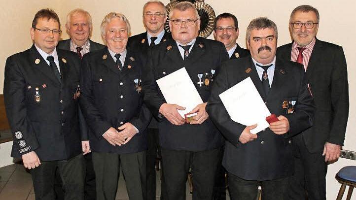 Ehrung von aktiven Kameraden bei der Feuerwehr Oberngrub mit Vizelandrat Johann Pfister (Zweiter von links), Kreisbrandinspektor Friedrich Riemer (Vierter von links), Kreisbrandmeister Siegfried Kormann (Dritter von rechts) und Bürgermeister Helmut Krämer (rechts)  Foto: fra-press