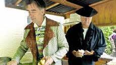 Schauspieler am Grillstand - natürlich im Kostüm Foto: Gerhild Ahnert