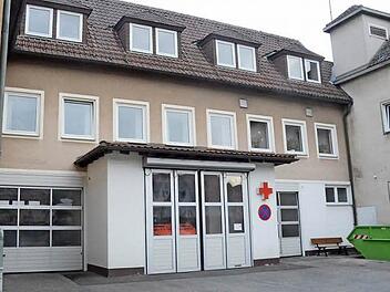 Die Marktgemeinde Pressig investiert in die BRK-Rettungswache, die am Rathausanbau in Pressig im Untergeschoss untergebracht ist. Damit will man für die Rettungssanitäter und für den BRK eine angenehme Atmosphäre in Pressig schaffen. Foto: K.- H. Hofmann