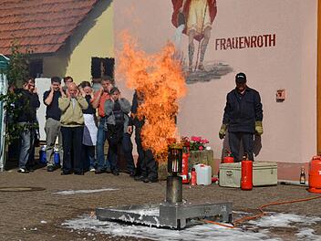 Wie gefährlich es werden kann, wenn eine Spraydose explodiert, zeigen Brandschützer am Sonntag, 13. September, auf dem Burkardrother Marktplatz. Eine ähnliche Vorführung gab es zuletzt im Sommer 2011 beim Fest der Freiwilligen Feuerwehr Frauenroth. Archivfoto: Kathrin Kupka-Hahn
