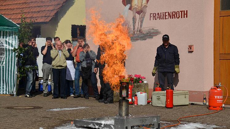 Wie gefährlich es werden kann, wenn eine Spraydose explodiert, zeigen Brandschützer am Sonntag, 13. September, auf dem Burkardrother Marktplatz. Eine ähnliche Vorführung gab es zuletzt im Sommer 2011 beim Fest der Freiwilligen Feuerwehr Frauenroth. Archivfoto: Kathrin Kupka-Hahn