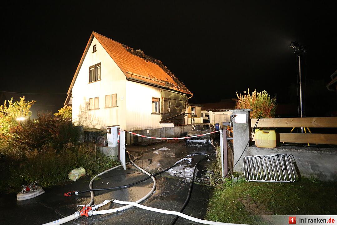 Brennender Pkw greift auf Wohnhaus ueber - Dachstuhlbrand