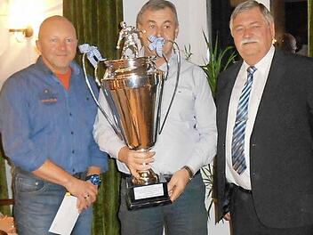 Vertreter der Fußballer der JVA: Udo Reuther, Peter Frey mit Pokal und Bürgermeister Schneider Foto: p