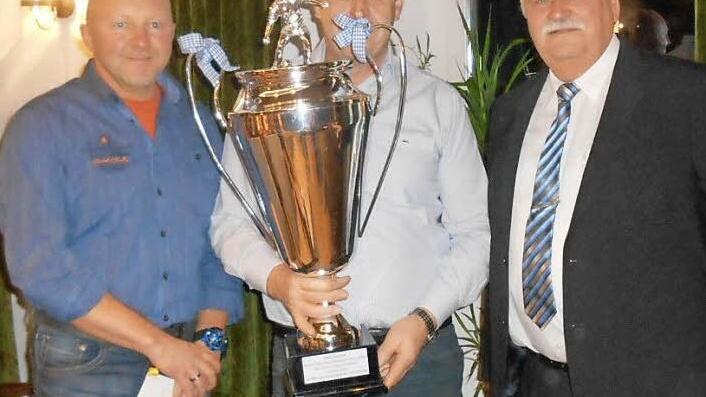 Vertreter der Fußballer der JVA: Udo Reuther, Peter Frey mit Pokal und Bürgermeister Schneider Foto: p