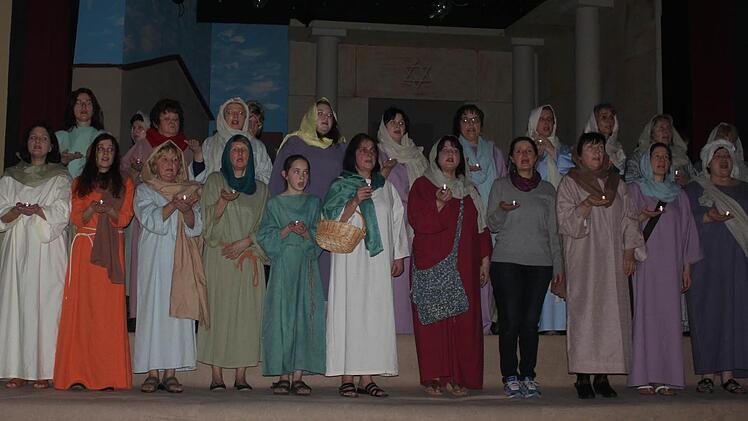 Eindrücke von den Proben zu den Tettauer Passionsspielen. Foto: Veronika Schadeck