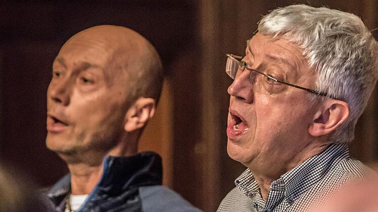Der Coburger Chor "Unerhört" probt für sein Jubiläumskonzert, das am 24. April im Kongresshaus stattfindet.Foto: Jochen Berger