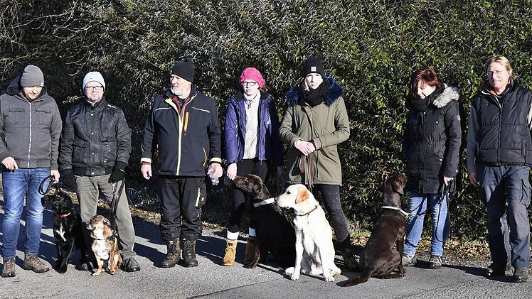 Die Teilnehmer und ihre Hunde kamen aus den Landkreisen Rhön-Grabfeld und Bad Kissingen.  Foto: Hanns Friedrich