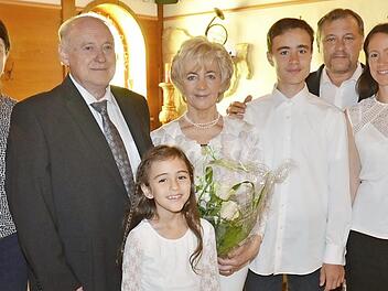 Zweite Bürgermeisterin Angela Hofmann (links) gratulierte dem Ehepaar Ruland und Kunigunda Schneider. Mit im Bild (von rechts) Sandra Schneider (Schwiegertochter), Andre Schneider (Sohn), Andreas Schneider (Enkel) und Johanna Schneider (Enkelin).  Foto: K.- H. Hofmann