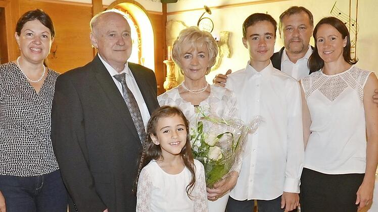 Zweite Bürgermeisterin Angela Hofmann (links) gratulierte dem Ehepaar Ruland und Kunigunda Schneider. Mit im Bild (von rechts) Sandra Schneider (Schwiegertochter), Andre Schneider (Sohn), Andreas Schneider (Enkel) und Johanna Schneider (Enkelin).  Foto: K.- H. Hofmann