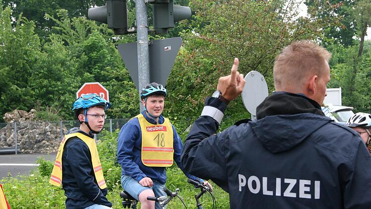 Wichtige Hinweise gibt's vom Verkehrspolizisten. Dann geht's los. Foto: Judit Kist