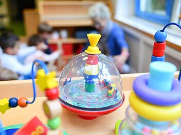 Eine Erzieherin spielt in einer Kita mit Kindern.Uwe Anspach, dpa