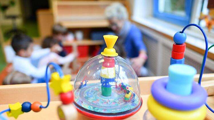 Eine Erzieherin spielt in einer Kita mit Kindern.Uwe Anspach, dpa