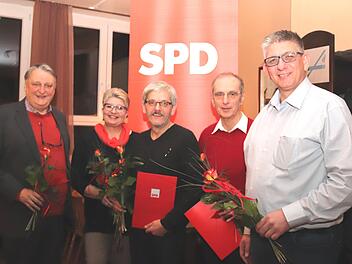 Altlandrat Eberhard Irlinger (l.) ist 2017 wieder in die SPD eingetreten - genauer gesagt in den Ortsverein Adelsdorf. Hier steht er zusammen mit den Mitstreitern und Geehrten Birgit Fleischer, Andreas Degen, Jörg Bubel und dem Vorsitzenden Norbert Lamm (v.l.).  Foto: Johanna Blum