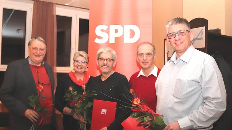 Altlandrat Eberhard Irlinger (l.) ist 2017 wieder in die SPD eingetreten - genauer gesagt in den Ortsverein Adelsdorf. Hier steht er zusammen mit den Mitstreitern und Geehrten Birgit Fleischer, Andreas Degen, Jörg Bubel und dem Vorsitzenden Norbert Lamm (v.l.).  Foto: Johanna Blum