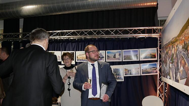 Landrat Sebastian Straubel und Neustadts Zweite Bürgermeisterin Elke Protzmann machen einen Rundgang durch die  Fotoausstellung. Foto: Manja von Nida