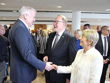 Bundesinnenminister Horst Seehofer (links) wird von Hans und Christel Michelbach begrüßt.Foto: Oliver Schmidt