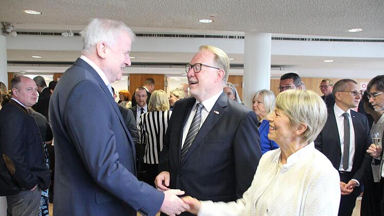 Bundesinnenminister Horst Seehofer (links) wird von Hans und Christel Michelbach begrüßt.Foto: Oliver Schmidt