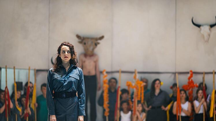 In der Neuinszenierung und im Bühnenbild von Alexander Müller-Elmau feiert die Oper "Carmen" von Georges Bizet" ihre Premiere am Landestheater Coburg.Foto: Sebastian Buff
