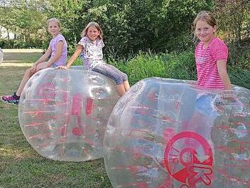 Fußballspielen mit und in den Bubble Balls ist eine Gaudi. Foto: LRA