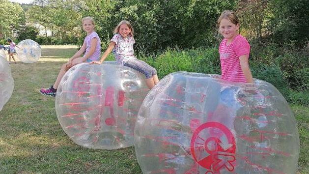Fußballspielen mit und in den Bubble Balls ist eine Gaudi. Foto: LRA