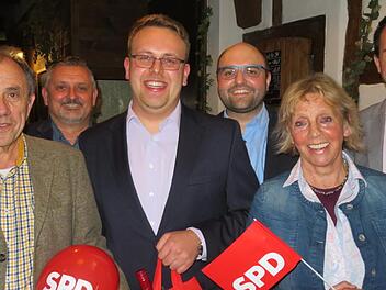 Ein strahlender Bürgermeisterkandidat ist Tobias Engel ( Dritter von links). Zur Nominierung gratulierten (von links) SPD-Ortsvereinsschriftführer Kurt Hammer, Jürgen Spitzenberger (Michelau), Kreisvorsitzender Sebastian Müller, Monika Faber und Andreas Hügerich aus Lichtenfels. Foto: Monika Schütz