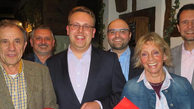 Ein strahlender Bürgermeisterkandidat ist Tobias Engel ( Dritter von links). Zur Nominierung gratulierten (von links) SPD-Ortsvereinsschriftführer Kurt Hammer, Jürgen Spitzenberger (Michelau), Kreisvorsitzender Sebastian Müller, Monika Faber und Andreas Hügerich aus Lichtenfels. Foto: Monika Schütz